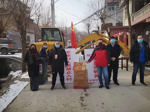 當前，新型冠狀病毒的肺炎疫情防控形勢嚴峻，小區(qū)是城市治理的基本單元，物業(yè)更是疫情防控的第一戰(zhàn)線。疫情就是命令，防控就是責任，為打贏這次防疫戰(zhàn)，三箭物業(yè)公司于1月23日便成立了應(yīng)對新型冠狀病毒疫情聯(lián)防聯(lián)控領(lǐng)導小組，明確分工，各司其職，把做好疫情防控工作作為當前的首要任務(wù)，迅速安排各物管部積極采取防控措施，竭力守護業(yè)主、員工的健康安全，維護園區(qū)的和諧穩(wěn)定。